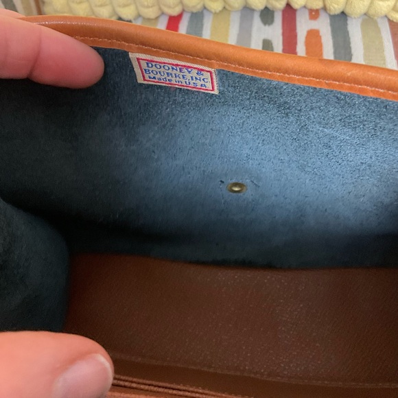 🚨SALE Vintage Dooney & Bourke Black/Tan Small Carpet/Handle Bag. PRICE FINAL - Picture 9 of 15